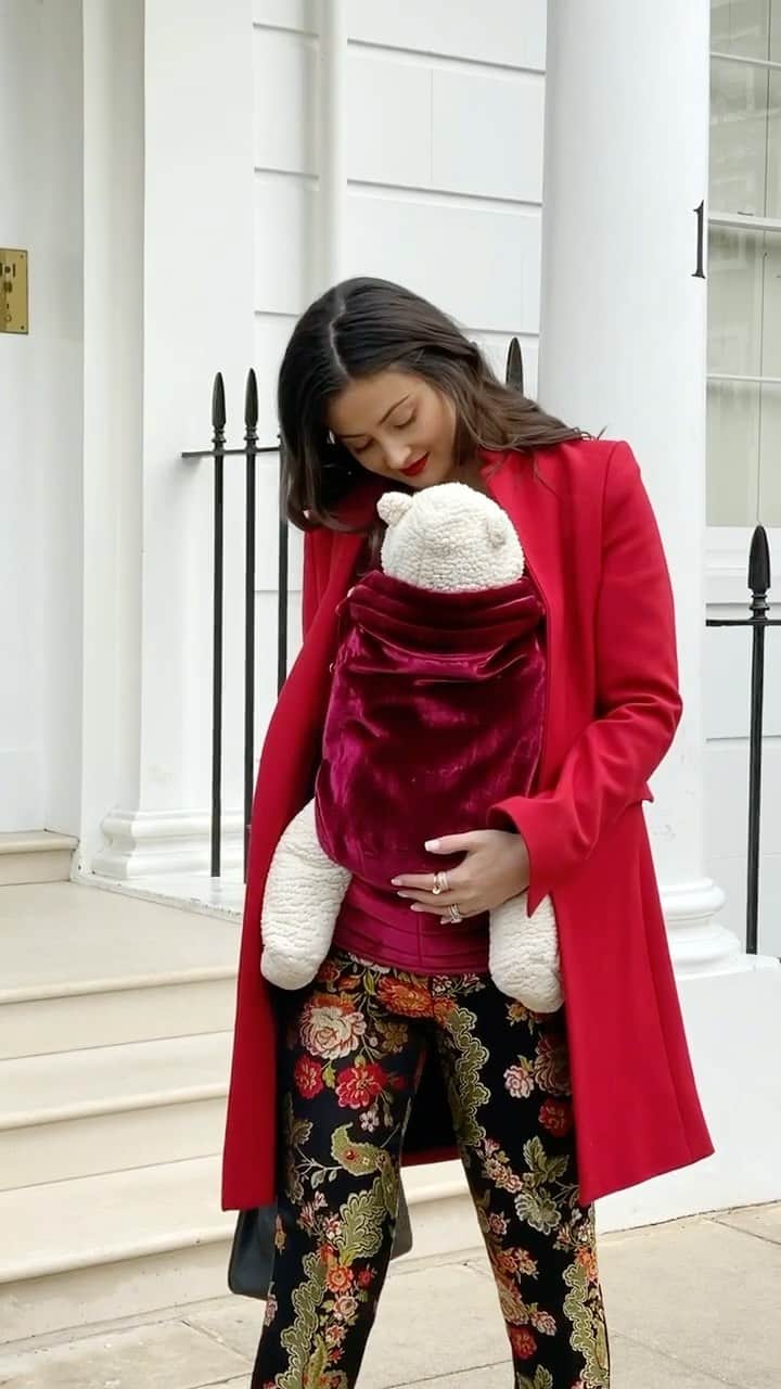 ペオニー・リムのインスタグラム：「Gong Hei Fat Choi! ❤️🏮🧧 I hope you are able to celebrate with your families safely, but I’m thinking of you if like me you’re missing loved ones. I know many of us are missing family celebrations this year and loved ones. We have to be brave and hope by next year we can all be together again. Sending my love and hopes for the new year to you and yours. 🏮🧧❤️ #cny #gongheifatchoi  This time last year. I can’t believe how fast the time has gone by. She’s about three times the size and I think I am officially going to have to stop calling her my baby (as a reference to age - she will always be my baby really). #mummalim」