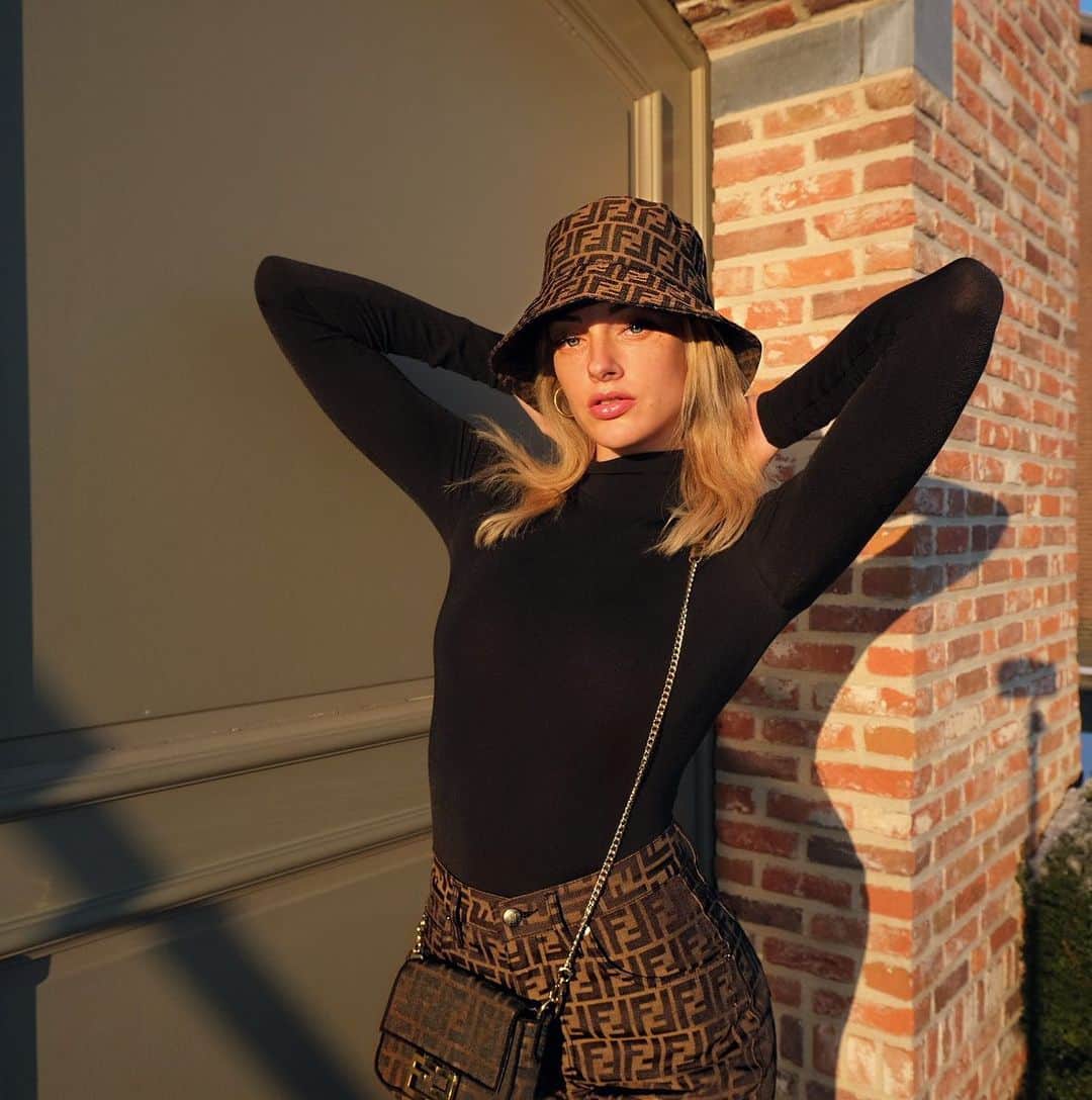 ルセット・ヴァン・ビークのインスタグラム：「Fendi me 🤎🖤」