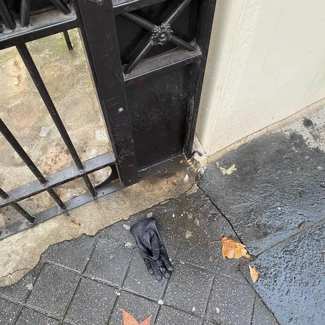 フィリップ・P・キーンのインスタグラム：「#thingsyoufind  #handshue  #glove  #lostit」