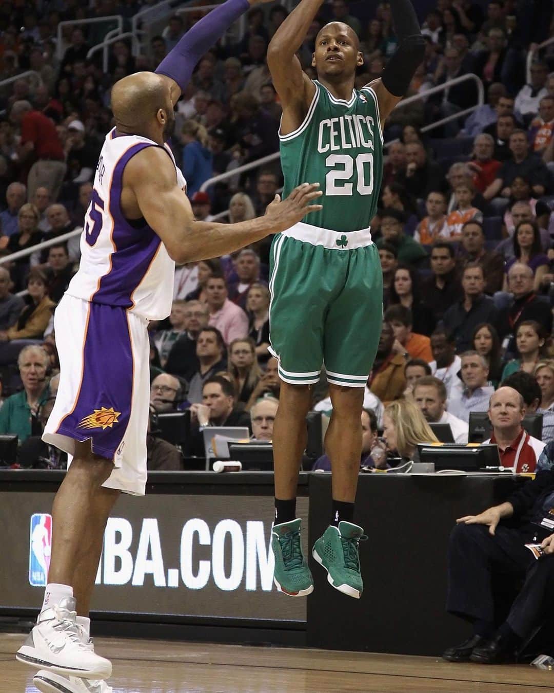 レイ・アレンのインスタグラム：「I was never the best shooter anywhere when I grew up, not in college nor in the NBA. I know some of you will disagree with me but it’s the truth. I lost a lot of shooting games in practice my whole career but I kept coming back for more.  I played alongside some incredible shooters. @lewisfamily9 #vladimirradmanovic @michaelredd @ellis3d @wardell5 @_ehouse50_  @paulpierce @moneymase8 @james_posey41 @mikemiller @jj_champ Each one of these guys would shoot me out of the gym on any given day in practice. I knew I wasn’t as good as I needed to be so I had to work my butt off everyday if I  wanted to win a drill in practice.  Everyday I was in the gym I worked on my lift. My shot had to be consistent at release so my height off the ground had to be the same. That was my struggle everyday, to jump the same height everyday. Just imagine coming into gyms out of the cold in the winter and getting my body pumping so I can get off the floor.  I would not shoot a set shot (not jump) when no one was on me, I was on a mission to shoot the same exact shot every time. CONSISTENCY, that was my mission every practice, every game!  Now as I walk into gyms or watch games on TV, that is what Is missing with many players, young and old, the attention to detail with every shot. If you put the work in every day, every practice, you too will one day see your name amongst the greatest to ever perform in whatever game you play.  IT’S JUST WORK, And boring old habits. #consistency #sacrifice #commit #lift #jump #boringoldhabits #everyday」
