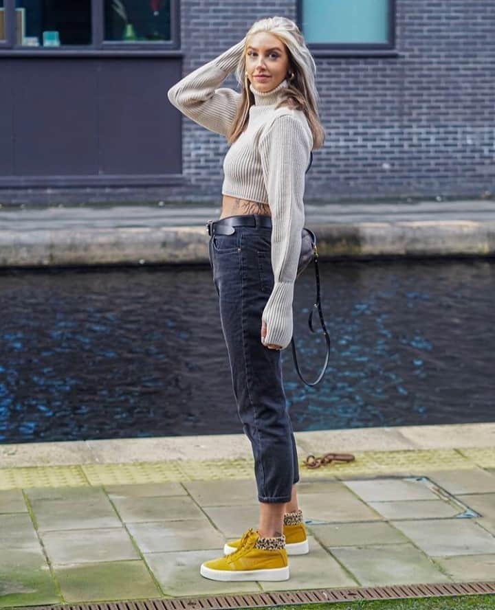 ゴーラのインスタグラム：「More versatile than you might think - our Baseline Savanna high tops in sun yellow. 💛⁠ ⁠ Thank you @laurakatelucas」