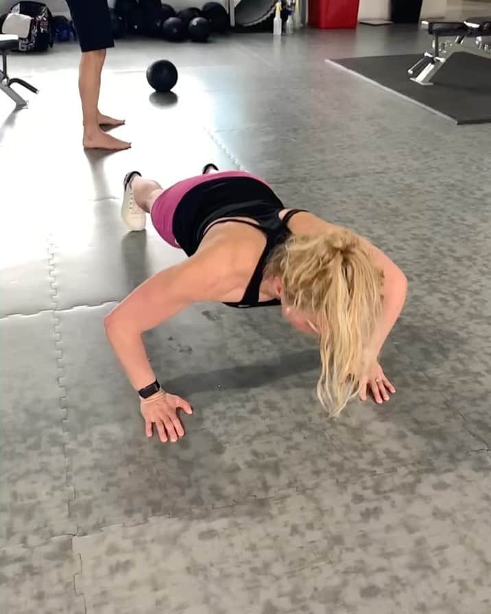 キーラ・トゥサントのインスタグラム：「Flyyyyyyying with plyo clap push-ups 💪🏼 #teamNL #ArenaWaterInstinct #elkedagbeter」