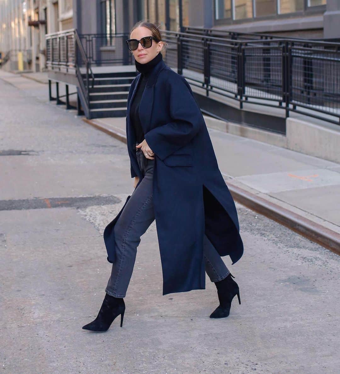 Helena Glazer Hodneのインスタグラム：「This navy coat is possibly one of my best @hm buys and that's saying a lot. It also comes in a stunning oatmeal color and I couldn't resist getting both. (Linked both on stories) #HMxMe #HMLeage #ad」