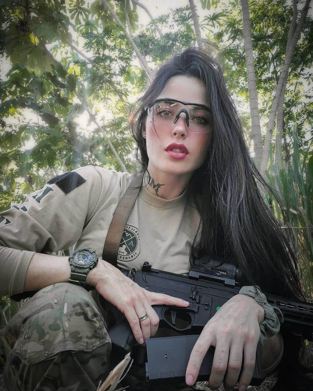 Anna Vargasのインスタグラム：「O que você achou do meu novo visual, gótica suave?💁🏻‍♀️😏 Acha que combinou comigo? . Particularmente, curti muito. Não sem algumas micro-crises de identidade aqui e ali, nada muito grave. É que, tratando-se de mudanças de hairstyle, sou conservadora (porque medrosa é uma palavra muito forte 🤣). Sempre quis experimentar o cabelo preto, mas tinha receio de me arrepender e estragar essa cabeleira enorme, que sim, cresce, mas leva uns bons anos pra chegar nesse comprimento. Aí, cansada do cobre, resolvi voltar pro meu tom natural, pela praticidade. Fui ao salão e pedi pra escurecer só um pouquinho a mais do que a minha raíz. Na outra vez que me olhei no espelho, o cabelo tava preto... 🤣 Assim, sem querer querendo. Acho que vai desbotar um pouco ainda nas lavagens, mas agora já perdi o medo do preto e vou assumir o estilo por um tempo.😌🖤 . Nessa sequência de fotos, outros tons de cabelo que já usei pra vocês compararem e julgarem à vontade: Foto 1: cabelo atual, castanho médio (mas que parece preto). Foto 2: castanho acobreado (mas que parece ruivo. Fiquei com essa cor nos últimos anos). Foto 3: Minha cor natural. Foto 4: Loiro perolado com luzes claríssimas e fundo escuro (usei esse estilo por vários anos seguidos nos meus 20 e poucos aninhos, super inspirada na Shakira, e nunca mais pretendo voltar porque é caro pra manter e faz um regaço no cabelo). Com qual cor você achou que eu fiquei melhor? . #airsoft #milsim #airsoftgirl #myst #brunette #hairstyle #readhead #blonde」