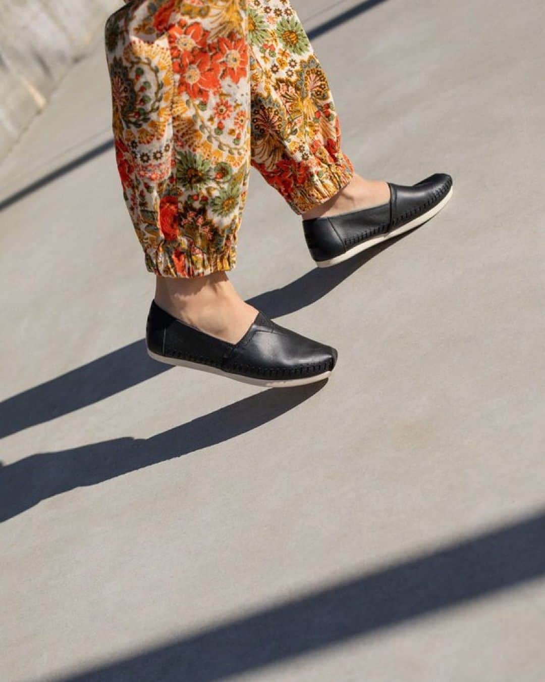トムズシューズのインスタグラム：「The classic Alpargata in luxe leather. It’s warm, versatile and helps support the causes you care most about.」