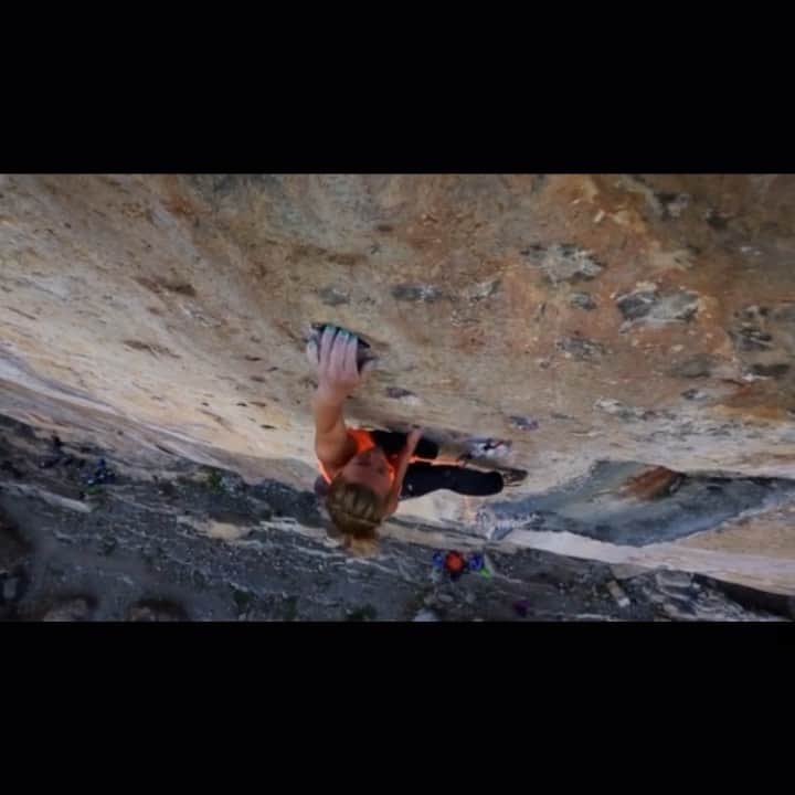 チェルシー・ルーズのインスタグラム：「Part 2: my story with ED   At 17 years old I graduated from high school and departed for Europe the very next day to go climb outside + compete on the World Cup circuit for 2.5 months. It was magical ; I camped on the beach in Barcelona, in the mountains of northern Italy, and rented a room in Chamonix & Madrid while I explored the cities, climbed on rock and in the gyms and competed at the world stage. I didn’t perform very well in the world cups at the time - and my excuse was that perhaps I wasn’t small enough like the rest of the competitors and those I looked up to.   At the end of it all I went home, started college, began my first coaching dig as a Head Coach of a youth team, and decided to really dedicate my extra time, energy + resources into training for my final year of youth competitions in hopes to compete at the Youth World Championship + reach my goals for the adult competition series, too. First on my list was to get smaller so that I could get stronger (my backward thinking).   I started imposing rules on myself around what I could eat and when I would allow myself to eat. I would never eat past 7pm regardless of feeling hungry. I stopped eating anything with hydrogenated oils, I avoided any type of food on the airplane that was processed, and definitely never ever ate fast food. I didn’t eat anything white either; sauces, processed items, pasta, etc. To say that I was always in a constant state of hunger is maybe an understatement.   I began to be obsessive with exercising too. I had to do core, lunges, and glute work every-single-night before bed regardless if I had already trained that day or spent the whole day climbing outside. I would wake up at 4am every morning to swim before my 8am class began. I would follow up classes with climbing training at the gym for about 3 hours. After climbing I would run - something my boyfriend at the time advocated for so as to “bring my calves up higher + give me better legs.” What a great boyfriend.   I was young so was relatively un-phased about depleting my body of what it needed; and was relieved to not have a cycle anymore too. “Bonus!”」