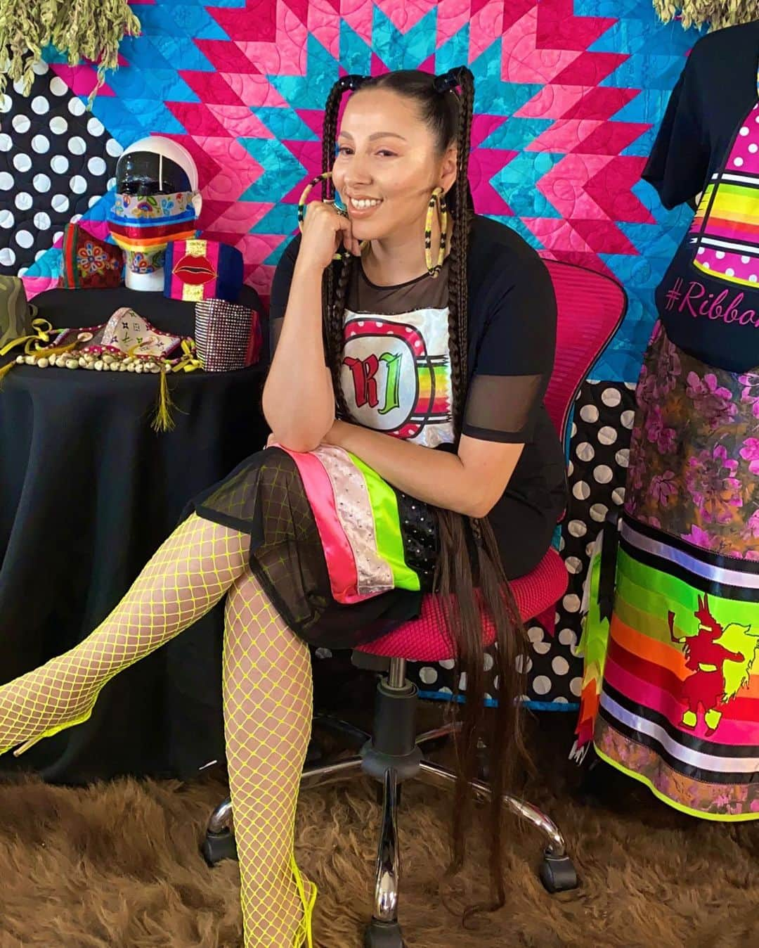 Airbnbさんのインスタグラム写真 - (AirbnbInstagram)「“We call it indigenous fashion but it’s much deeper than just fashion. It’s our roots” says your host, fourth-generation Chippewa, Cree and Blackfeet designer, Rebekah.   In her Online Experience, "Indigenous Fashion with Expert Artisan," she shares the history that inspires her craftsmanship and distinctive style. You'll spend the hour fully immersed in her stories of fashion, family, and importance of passing down traditions from one generation to the next while also inspiring others to reinvent it, the same way she does.  Link in bio.」2月12日 2時45分 - airbnb