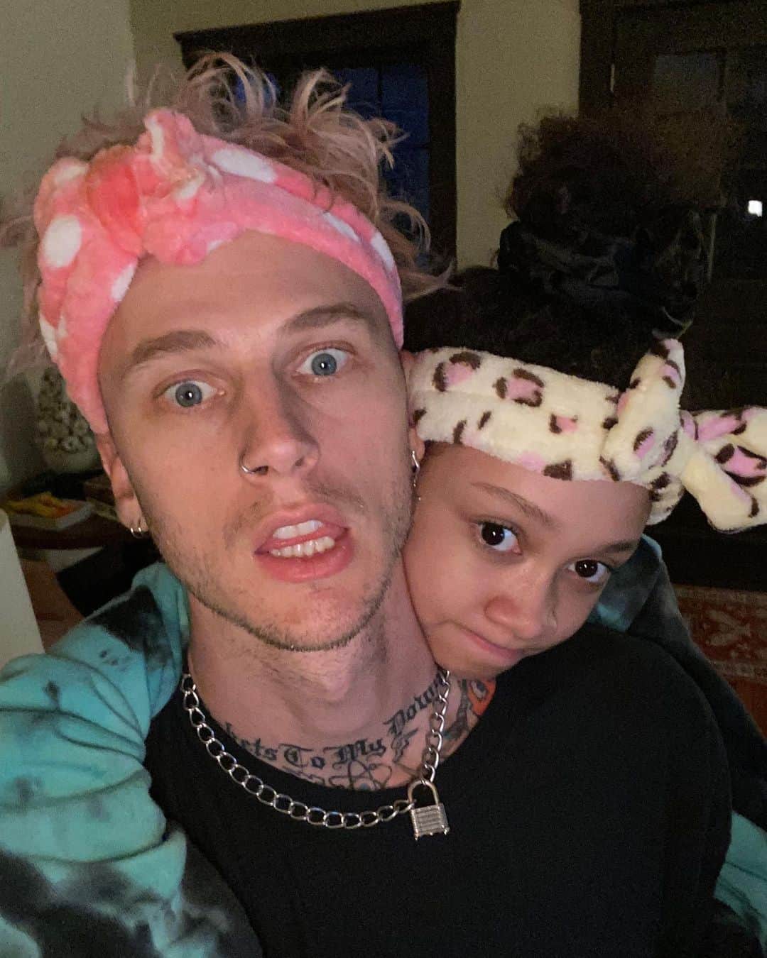 Young Gunnerさんのインスタグラム写真 - (Young GunnerInstagram)「our first movie together 🎬🖤」2月12日 2時56分 - machinegunkelly