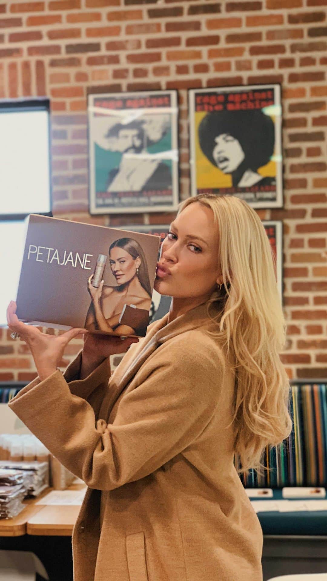Peta Murgatroydのインスタグラム：「Putting together press boxes! Ahh!! It’s happening! So excited for everyone to try @petajanebeauty!  ❤️🙌🏻✨」