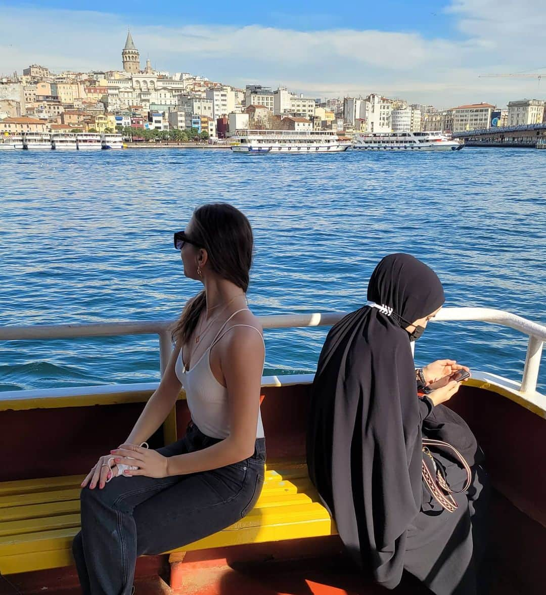 メリティナ・スタニウタさんのインスタグラム写真 - (メリティナ・スタニウタInstagram)「Город контрастов indeed  ⠀ #istanbul #turkey #bosphorus #contrasts #conttast #samsungbelarus #galaxyzflip #boat #стамбул #городконтрастов」2月12日 2時54分 - melitinastaniouta