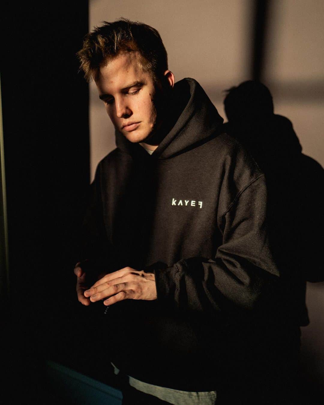 Kayefのインスタグラム：「Endlich wieder Sonne! 🙌🏻 Morgen um 18:00 Uhr knallen wir ein paar neue Teile in den Shop, unter anderem diesen Hoody - checkt einfach mal vorbei ✌🏻🙃 #kayef #kayefmerch」