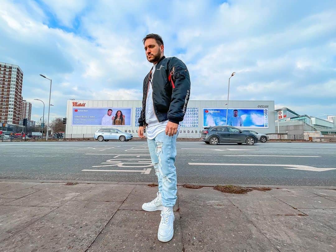 ジョナス・ブルーさんのインスタグラム写真 - (ジョナス・ブルーInstagram)「Wow - all my life i’ve pushed myself to be the best at what I do. Perfect my craft, and make music that touches people. This moment right here, seeing myself up on a huge billboard is just mind blowing. It makes me so appreciative of the love and support you guys give me and my music. Thank you @youtubemusic for having @thisisawa and I grace the West London billboard - it’s an honour!」2月12日 3時03分 - jonasblue