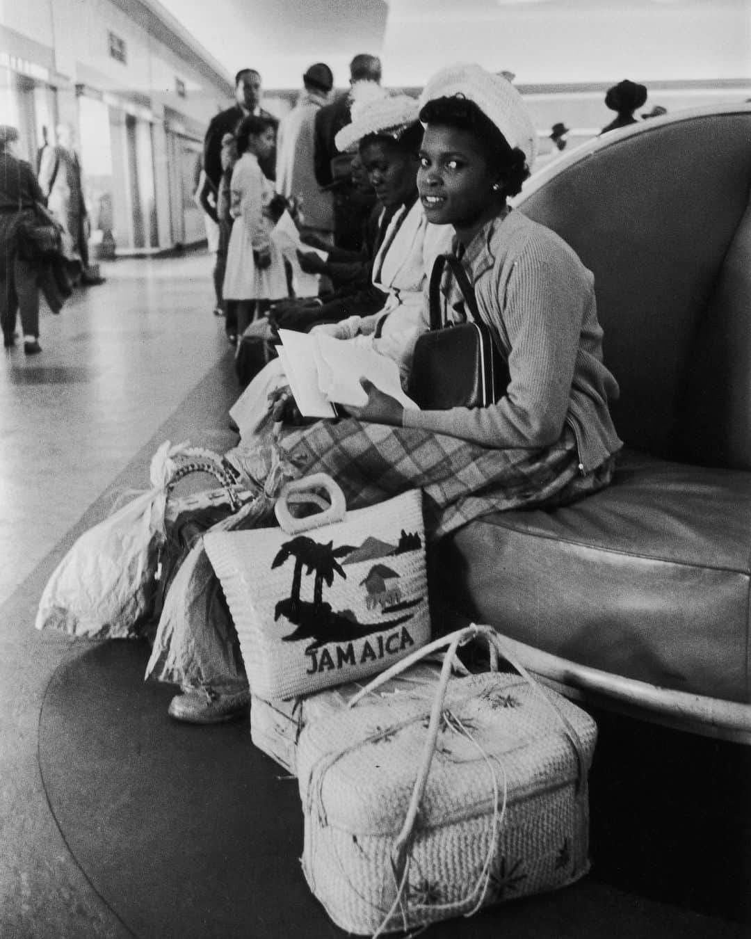 FKAツイッグスのインスタグラム：「in 2020 @kandis_williams told me that so much of black history was in the @gettyimages archive. we discussed how powerful it would be to to make these images available to black creators and educators, to enable us to put these pieces together, and make our history accessible for generations to come.  i was inspired by this conversation to get in touch with getty images and help develop conversations about ways to make black history available to the community. when i was growing up it was something that i didn’t have ready access to. with that being said i am so excited to let you know that getty images and i will launch an initiative this year that will see visual content made available from the getty images’ hulton archive and editorial collections for use in support of learning about and reflecting on black history for black storytellers and not-for profits <3  image credits:  Haywood Magee / Getty Images London Stereoscopic Company / Getty Images Bert Hardy / Getty Images Haywood Magee / Getty Images Bert Hardy / Getty Images London Stereoscopic Company / Getty Images Haywood Magee / Getty Images」