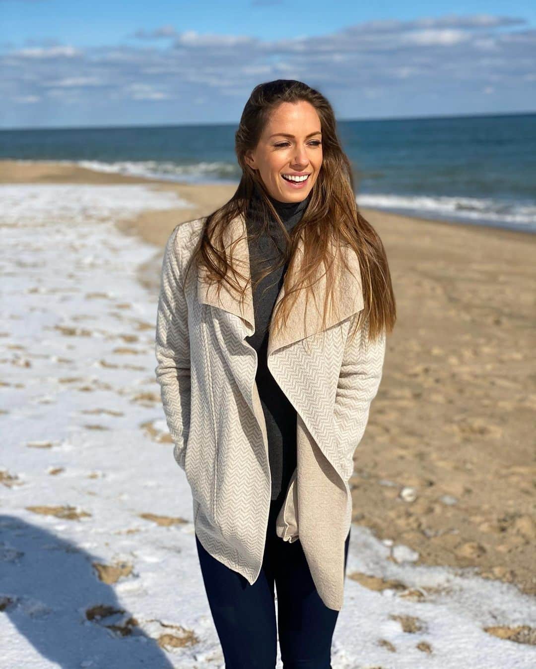 Janna Breslinさんのインスタグラム写真 - (Janna BreslinInstagram)「Not sure about this whole “turtleneck on the beach” thing... a bit different from my usual Californian uniform BUT nonetheless, excited to be traveling again. On the east coast filming a documentary the next few days 🎬 concluding 30 with some fun projects 🤩  #capecod #travel #travelgram #snowonthebeach #documentary #selfimprovement #personaldevelopment #betteryou #betterme #bossbabe #womenempoweringwomen #womenempowerment #womenentrepreneur #mentalhealth #physicalhealth #healthybody #healthymind #healthyplanet #connection #community #health #nutrition #exercise」2月12日 3時12分 - jannabreslin