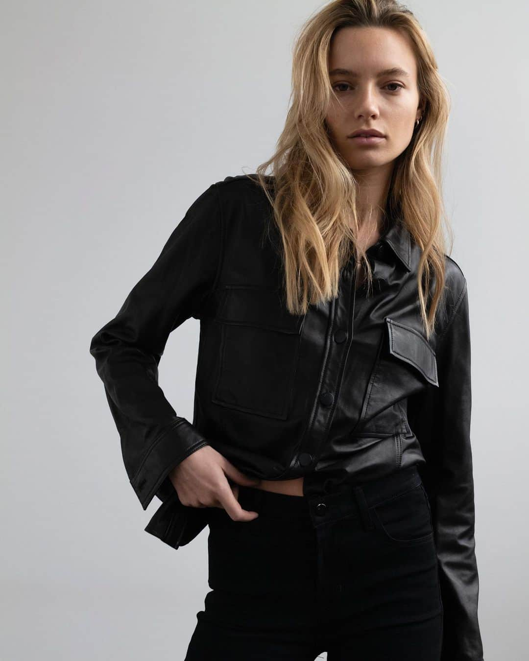 Jブランドのインスタグラム：「New in: leather shirting☝🏻」