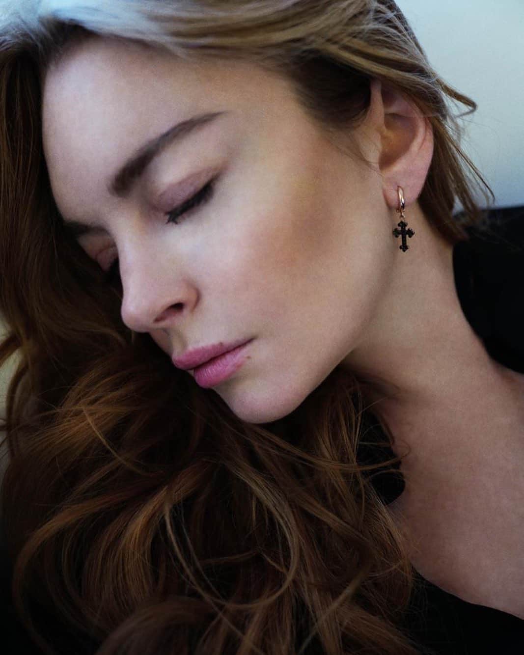 リンジー・ローハンのインスタグラム：「Dream💫   LL & LB Jewels in photo: Confessions Cross Dangle Earrings   Jewelry: Lindsay Lohan & @lilybakerjewels Collaboration  Photography: @slimi7  Makeup: @jennydekaramatmakeup   #instajewelry #lilybakerjewels #ll🙌lb #jewelsofinstagram #jewelryoftheday #jewelrygram #jewels #instafashion #jewelrybloggers #shopinstagram #londonfashion #ringstagram #jewelrylovers #jewelrytrends #earringsoftheday #crossearrings #crossjewelry #jewelrycollab #instastyle #dubailifestyle #uk #usa #uae #dubailife」