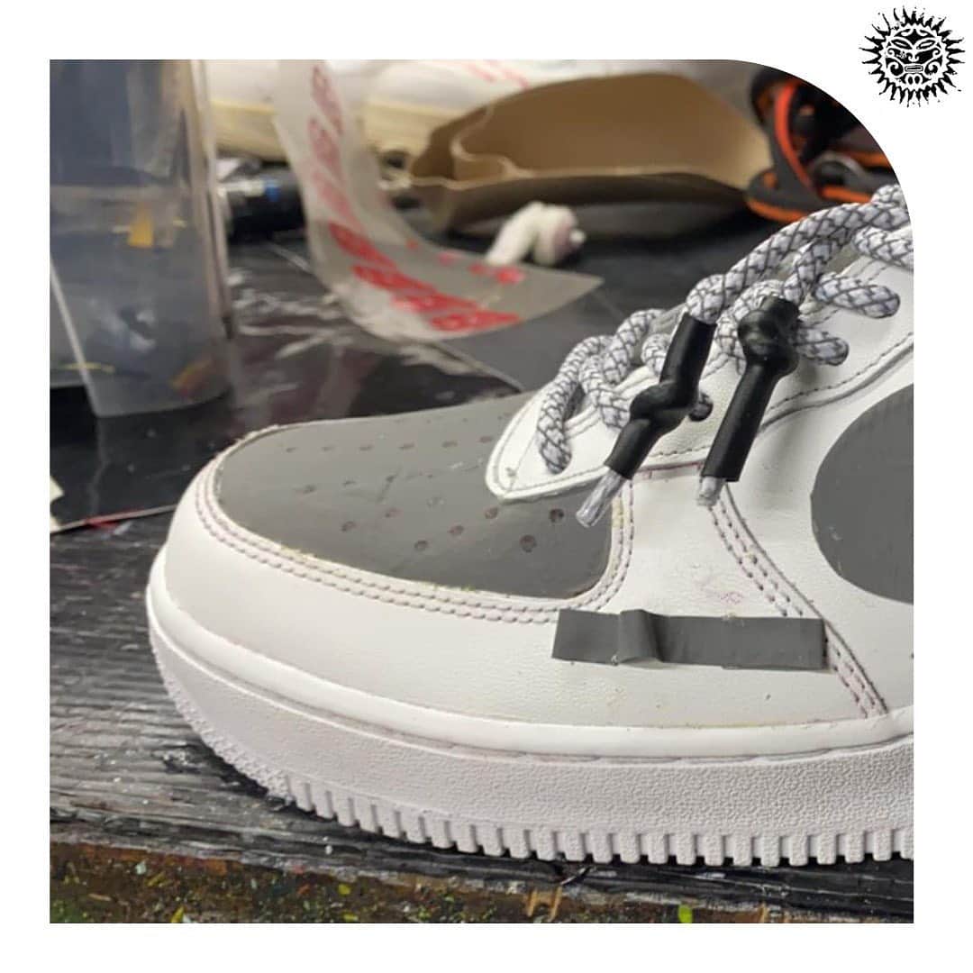 ディオニソのインスタグラム：「Reflector WIP. Search the Icon / Destroy it Invent the future.  II act  #blackdioniso #sneakers #sneakersaddict #customshoes #sneakerscustom #custom #airforce #customairforce1 #trap #trapmusic」