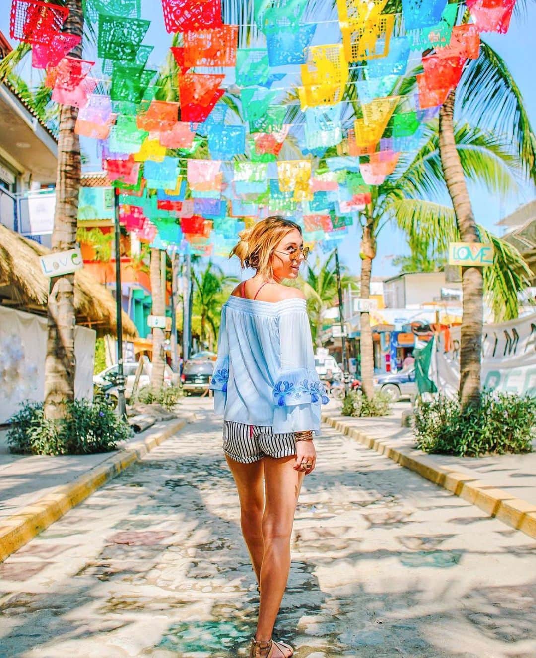 アリサ・ラモスのインスタグラム：「Guess where I’m going to go live next to start out the next chapter in my life!!  Can you imagine how whirlwind-confusing it is going from a fully planned first quarter with someone, to no idea where to even live since you don’t have a home and options are currently limited?? Welcome to solo nomad life! 😂  The cool thing about nomad life though is that I’ve met so many people, that all it took was me asking someone else where they were living now, and then poof! I magically found a new network of friends in a different city in Mexico!  These will likely be my last few months living in Mexico though since now that I’m on my own, my options are a bit broader. But I will enjoy every minute of getting to have Oscar in this new pet friendly city!!  If you could live anywhere in the world for a few months, where would it be??  #digitalnomad #nomadlife #solotravel #mexico #mylifesatravelmovie #gltlove #dametraveler」