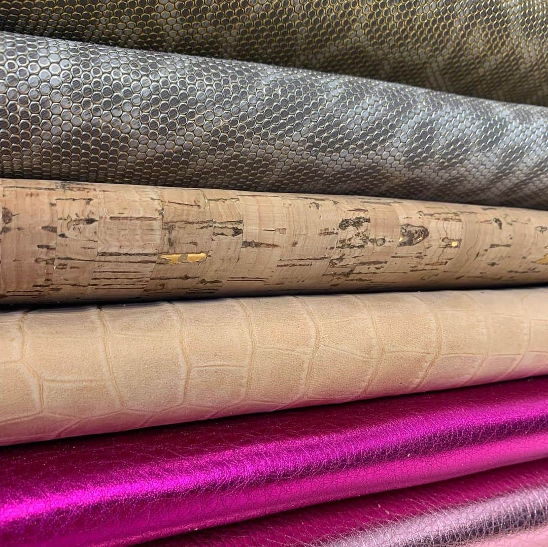 jjウィンタースのインスタグラム：「Dreamy leathers are our thing! Currently swooning over these colors and textures shipping out today✨」