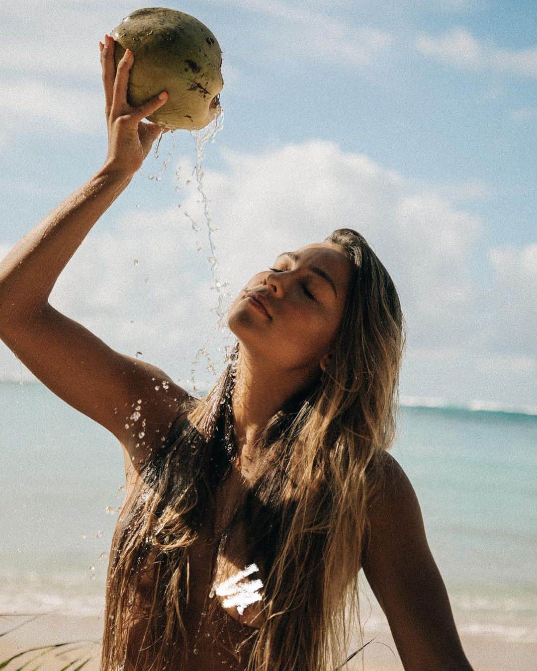 ティア・ブランコのインスタグラム：「Coconut bath 🥥🛁🤍 by @ivanacook」
