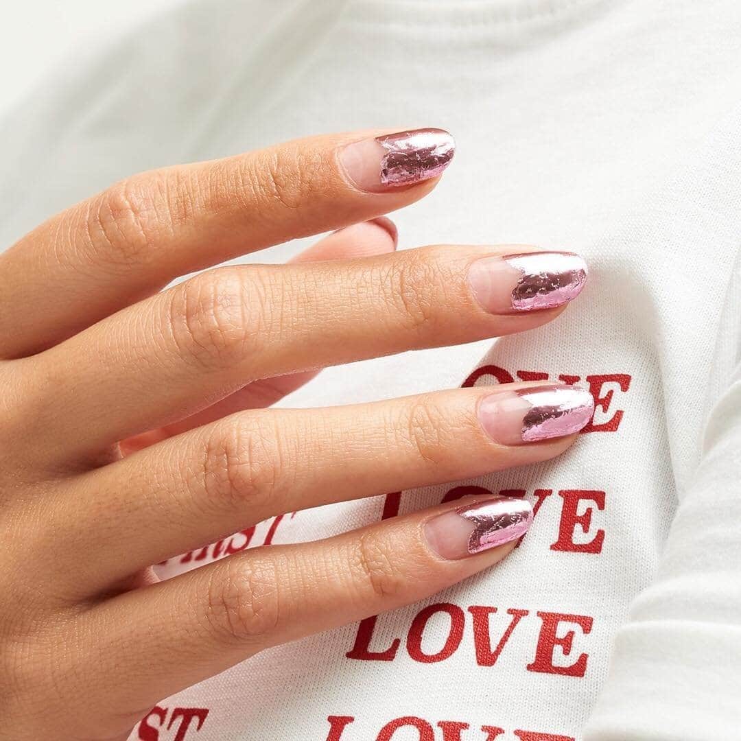 Bedroom diaryのインスタグラム：「Love is in the air...or is that just the acetone? Whatever your feelings about Valentine’s Day, you have to admit: The mani opportunities are too cute to pass up. Link in bio for 30 Valentine's Day nail art ideas—from sparkly tips to abstract heart designs—that go beyond just pink and red motifs (though there's plenty of that, too). 📷  @paintboxnails」