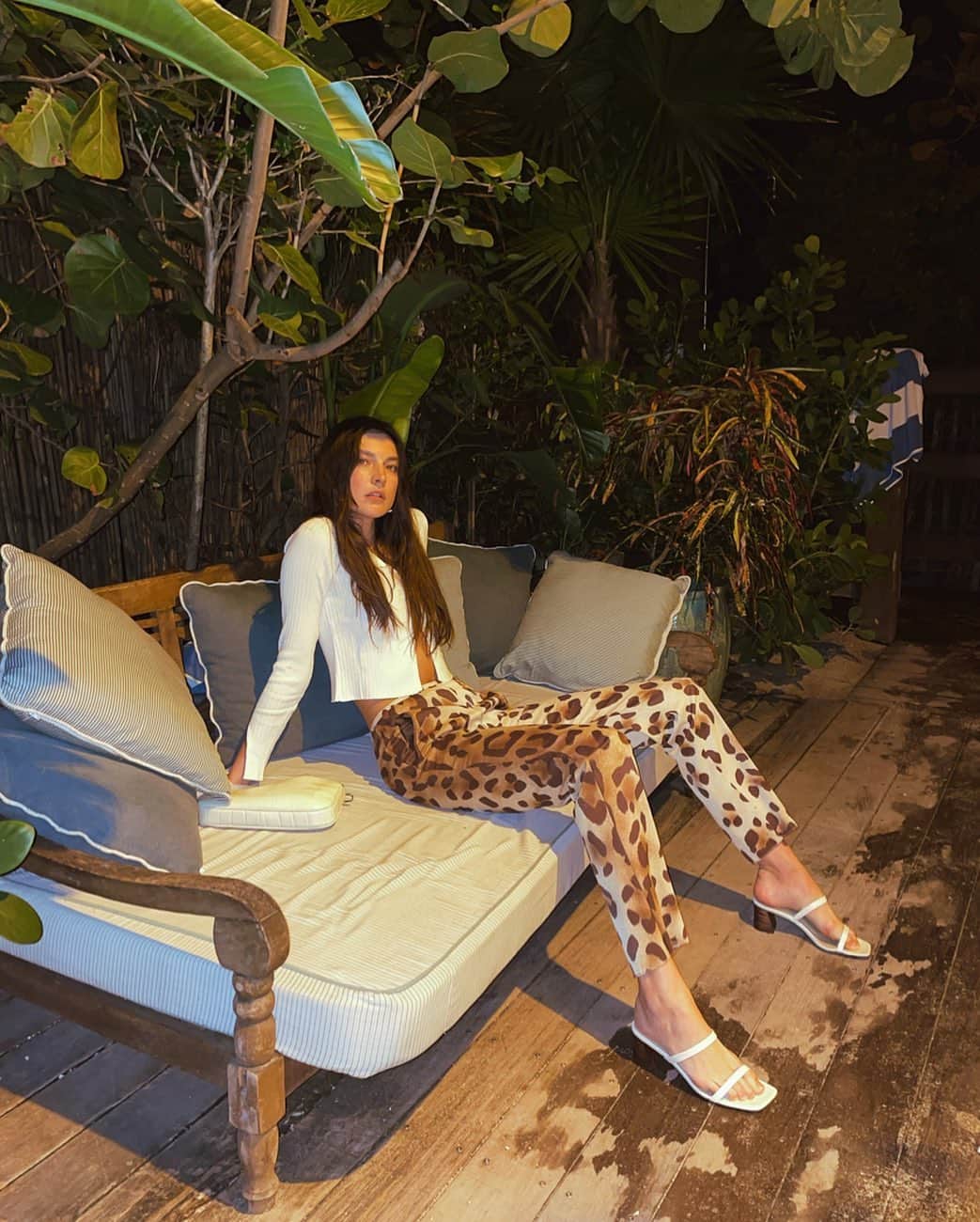 ジャクリーン・ヤブロンスキーのインスタグラム：「Another fav vintage/consignment find- silk Versace pants from a small store on Etsy ☺️」