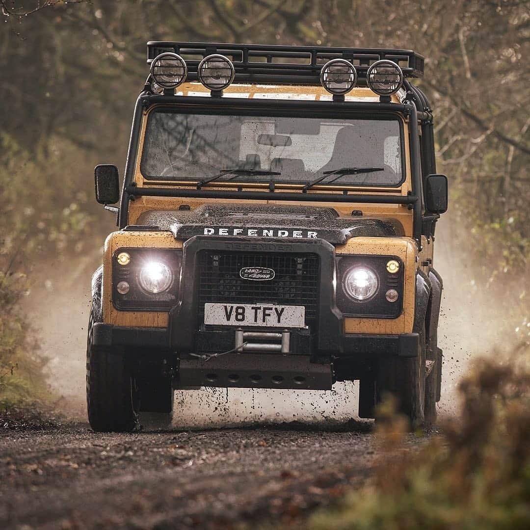 HYPEBEASTさんのインスタグラム写真 - (HYPEBEASTInstagram)「@hypebeastcarclub: @landrover is paying tribute to Camel Trophy Heritage with this limited edition Defender. Limited to only 25 units, the off-roader is dubbed the Defender Works V8 Trophy and is based on the Defender Works V8 models produced between 2012-16, but come with a series of welcome upgrades. It’ll be available in both the company’s 90 and 110 body styles, carrying a hefty 5.0-liter V8 engine pushing out a staggering 400 horsepower through its automatic transmission. This Classic Defender is set to start at roughly $269,880 USD.⁠⁠ Photo: Land Rover」2月12日 3時43分 - hypebeast