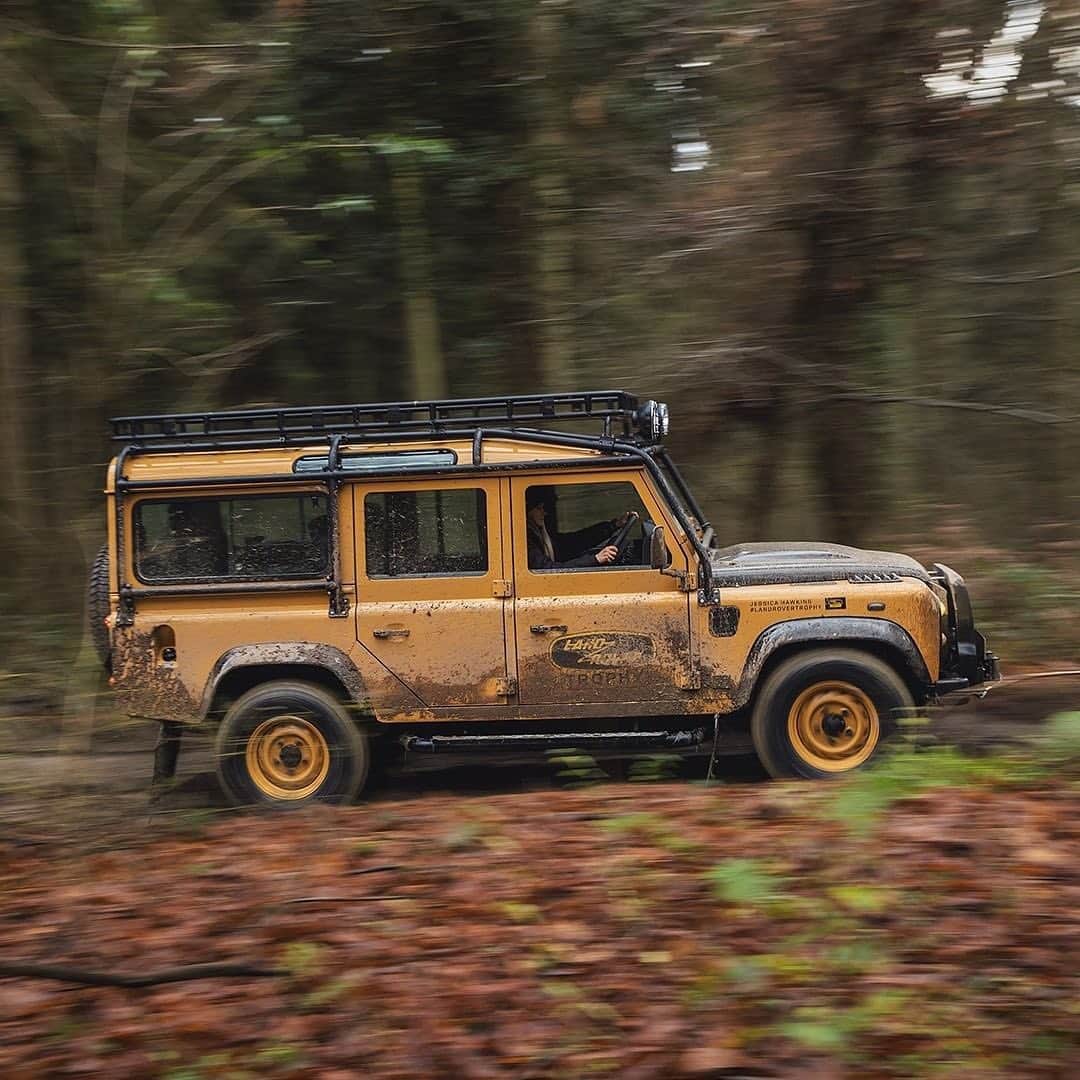HYPEBEASTさんのインスタグラム写真 - (HYPEBEASTInstagram)「@hypebeastcarclub: @landrover is paying tribute to Camel Trophy Heritage with this limited edition Defender. Limited to only 25 units, the off-roader is dubbed the Defender Works V8 Trophy and is based on the Defender Works V8 models produced between 2012-16, but come with a series of welcome upgrades. It’ll be available in both the company’s 90 and 110 body styles, carrying a hefty 5.0-liter V8 engine pushing out a staggering 400 horsepower through its automatic transmission. This Classic Defender is set to start at roughly $269,880 USD.⁠⁠ Photo: Land Rover」2月12日 3時43分 - hypebeast