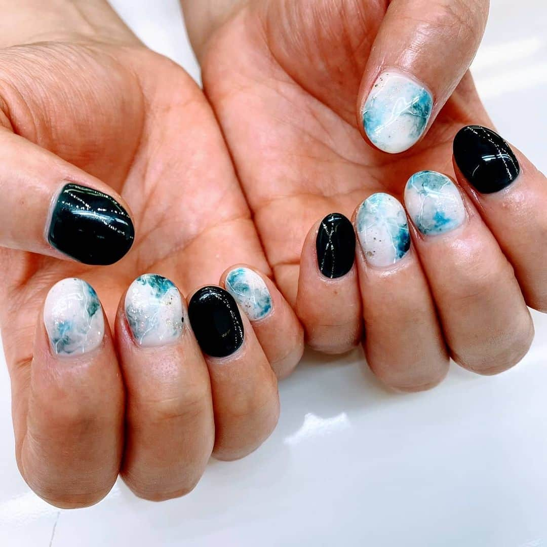 吉岡奈々子さんのインスタグラム写真 - (吉岡奈々子Instagram)「今回のネイル #ニュー #ネイル #new #nail #大理石ネイル #ネイビーグリーン #navybluegreen #オリジナルカラー #もえちゃんありがとう」2月12日 3時46分 - nanakoyoshioka