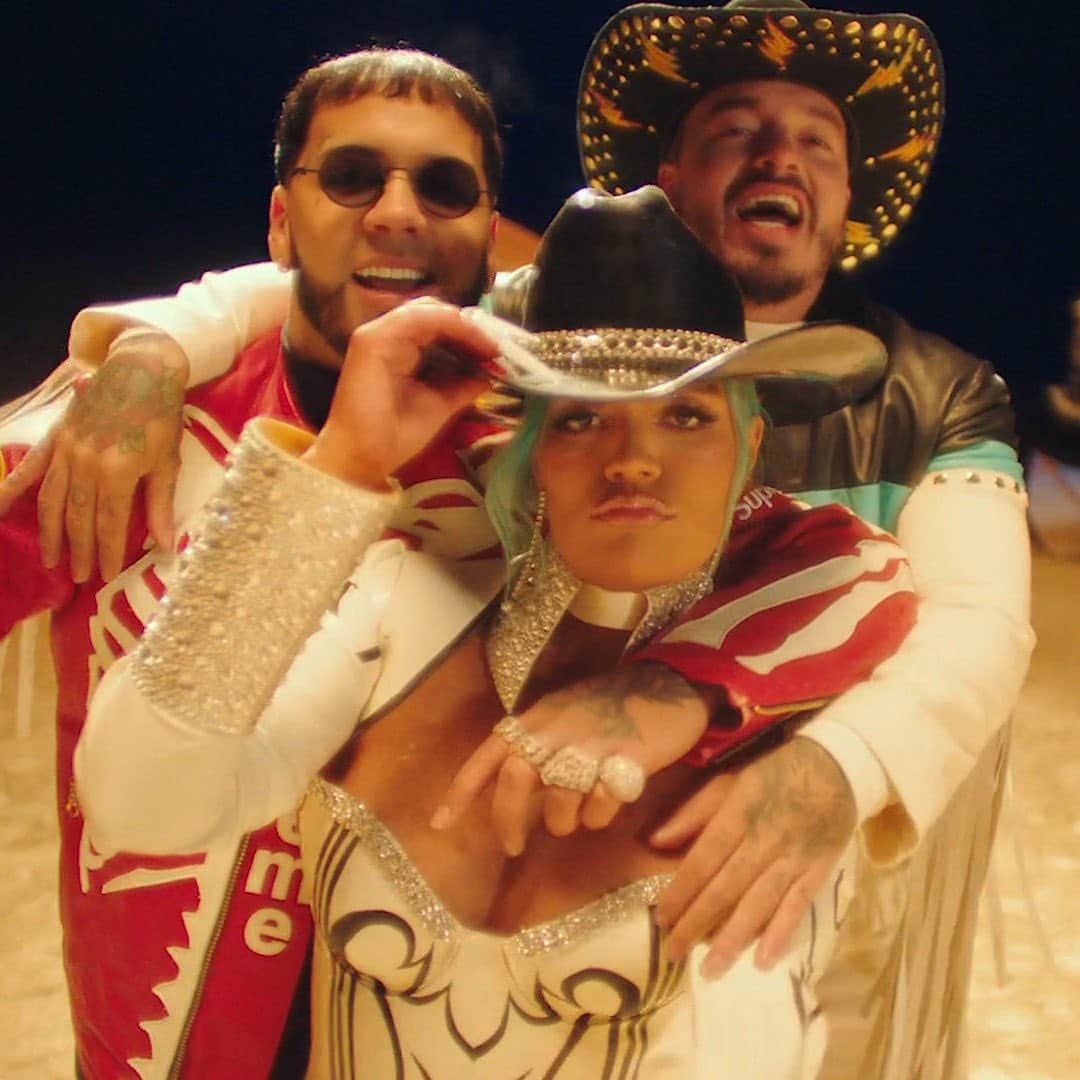 Vevoさんのインスタグラム写真 - (VevoInstagram)「@KarolG, @Anuel, @JBALVIN bring their cool to the desert heat in "Location" 📍 Directed by @ColinTilley (see if you can spot @dudewithsign) ⠀⠀⠀⠀⠀⠀⠀⠀⠀ ▶️[Link in bio] #KarolG #AnuelAA #JBlavin #ColinTilley」2月12日 9時22分 - vevo