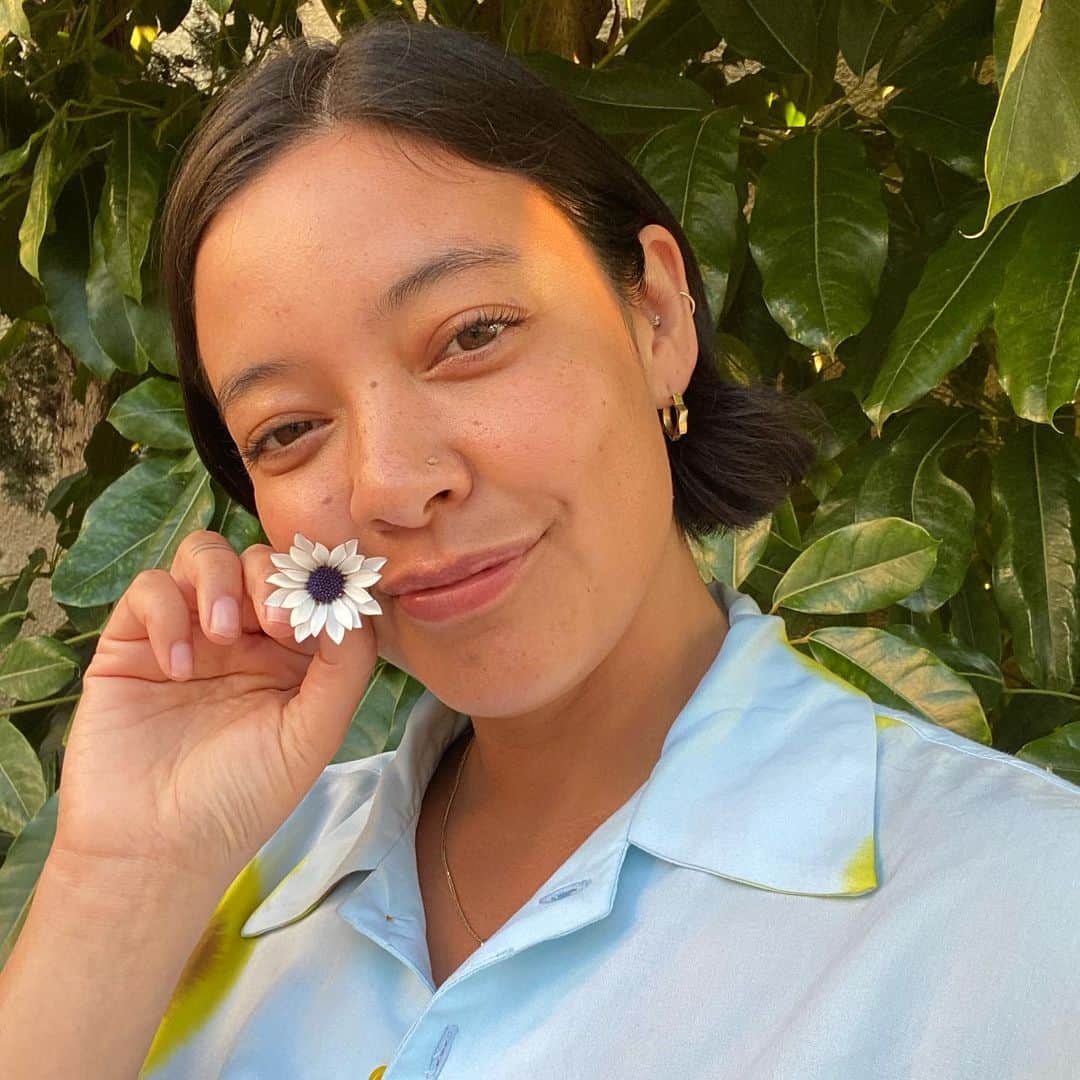 ナオミ・シマダのインスタグラム：「taking this quiet time to learn how to take better care of myself which currently means: cooking things that nourish my body as well as my spirit, sleeping as much as I can, reading things that remind me that perilous times are also precious times AND also means I’ve been trying to take better care of my skin with @keyssoulcare 💕 #keyssoulcarepartner」