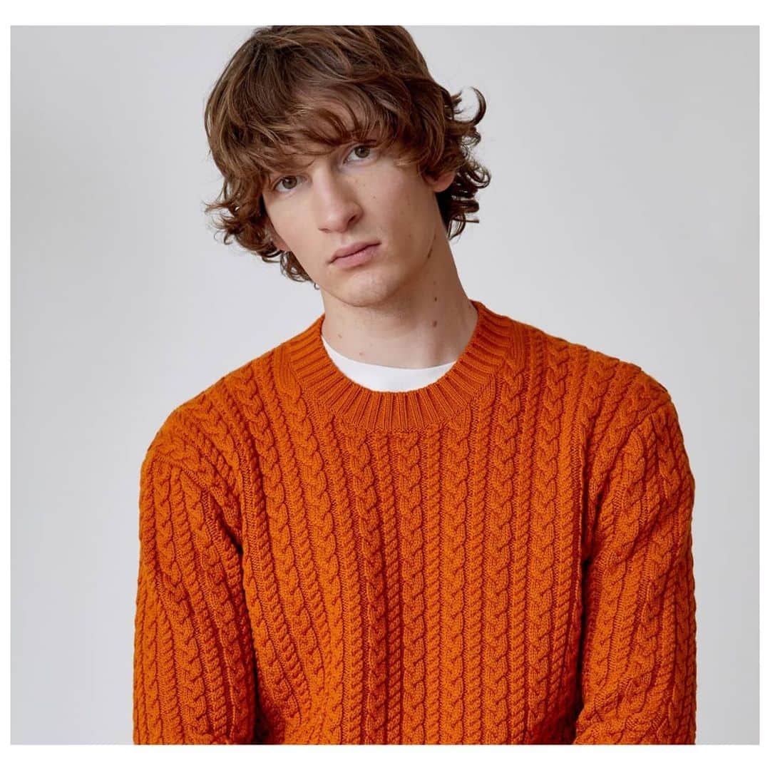 アルテアさんのインスタグラム写真 - (アルテアInstagram)「Altea FW20  Chunky Cable knit in two-ply superfine merino wool. Durable, cozy an versatile. Also comes in a deep rich orange for enhanced visibility in foggy winter weather.  #alteamilano #knitwear #madeinitaly #chunkyknit」2月12日 3時53分 - alteamilano