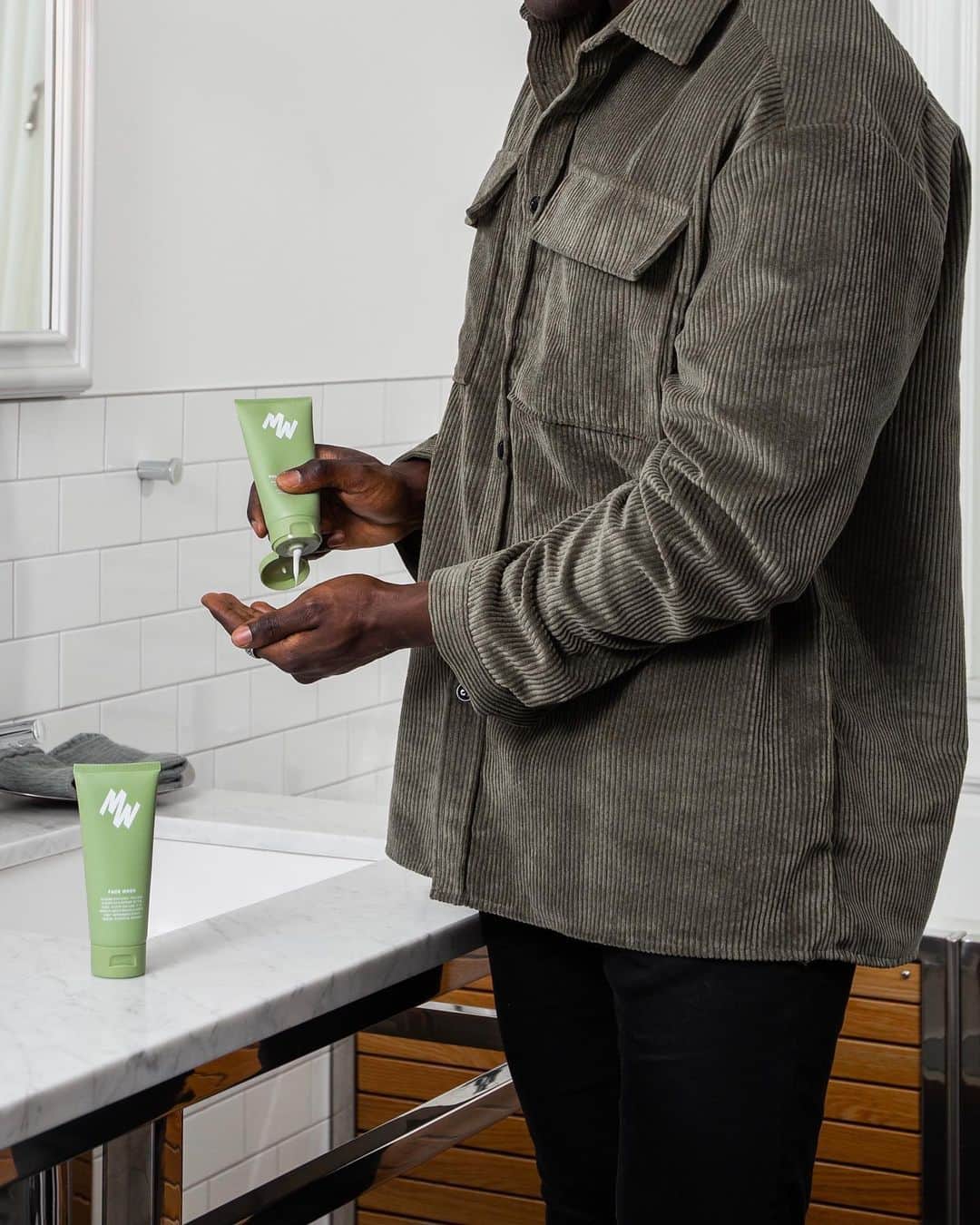 Men Withのインスタグラム：「@menwithskincare! Men, we want to help you with your skin routine! 🤝 To give your skin the boost it needs to repair itself and stay healthy you need to follow these two steps ✅  1. Wash your face twice daily, once in the morning and once before bed. Throughout the day the skin on your face is continually covered with bacteria, pollutants, dirt, and old (dead) skin cells. Washing your face with our Face Wash will remove this unwanted debris.  2. You should always moisturize your face directly after you've washed it. This will help to soothe & strengthen your skin and to prevent dryness.」