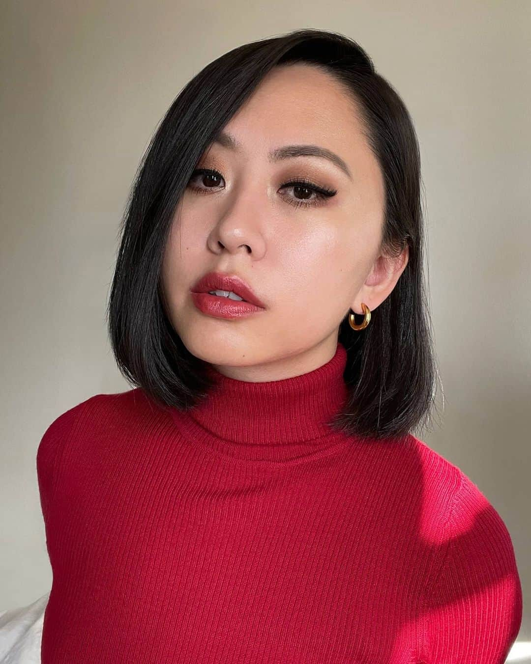 BECCAさんのインスタグラム写真 - (BECCAInstagram)「See how @hazelfire is celebrating #LunarNewYear from home with a few of her BECCA must-haves. ✨ "Although my family and I will be celebrating Lunar New Year virtually this year, I want to keep the tradition alive by wearing red. Red symbolizes good luck, good fortune, and happiness. A bold lip is essential to my look every year. To spice up the look, I applied gold highlighter under my brows, corners of my inner eyes and nose!"  Jenny wears Pressed Highlighter in Moonstone and Ultimate Lipstick Love in Rosewood. 🌹   - #Lippie #chinesenewyear #celebaatefromhome #alonetogether #lipstick #BECCAcosmetics #ownyourlight #yearoftheox」2月12日 3時55分 - beccacosmetics