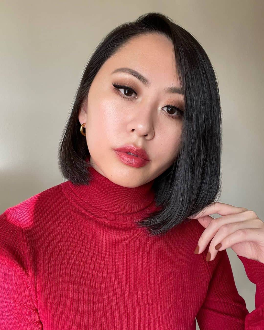 BECCAのインスタグラム：「See how @hazelfire is celebrating #LunarNewYear from home with a few of her BECCA must-haves. ✨ "Although my family and I will be celebrating Lunar New Year virtually this year, I want to keep the tradition alive by wearing red. Red symbolizes good luck, good fortune, and happiness. A bold lip is essential to my look every year. To spice up the look, I applied gold highlighter under my brows, corners of my inner eyes and nose!"  Jenny wears Pressed Highlighter in Moonstone and Ultimate Lipstick Love in Rosewood. 🌹   - #Lippie #chinesenewyear #celebaatefromhome #alonetogether #lipstick #BECCAcosmetics #ownyourlight #yearoftheox」