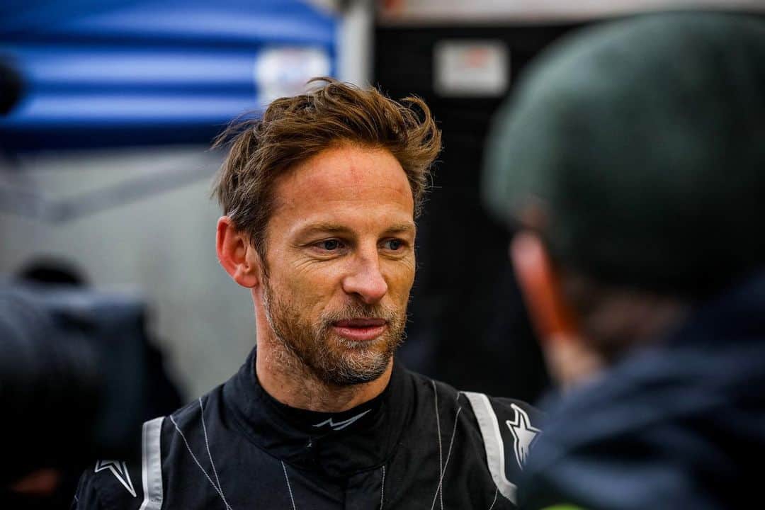 ジェンソン・バトンのインスタグラム：「Oh how I’ve missed helmet hair! #alpinestars @jbxeracing @extremeelive」