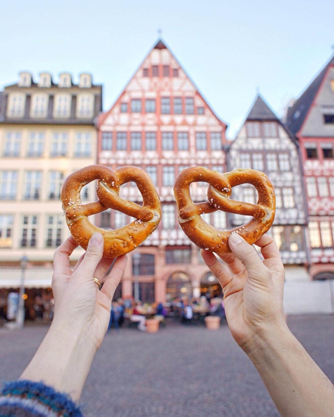 デルタ航空のインスタグラム：「Tag your person who you'd travel to eat a pretzel with. 🥨  Photo: @sianeleon」