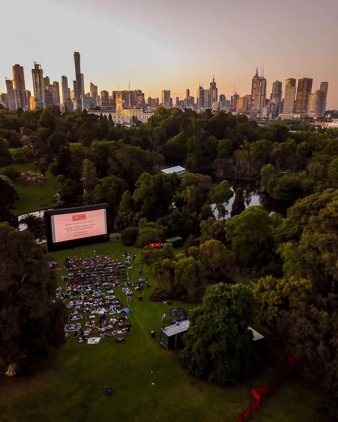 Australiaさんのインスタグラム写真 - (AustraliaInstagram)「What a way to wind up your week! 😍 🎬 @rayofmelbourne enjoyed a @moonlightcinema session on a balmy summer evening in @visitmelbourne. This alfresco cinema experience is located on the central lawn of the @royalbotanicgardensvic; an inner-city oasis brimming with plants, peaceful lakes, and wildlife. It’s the perfect spot to lay out your picnic blanket and enjoy a movie under the stars ✨ #seeaustralia #visitmelbourne #visitvictoria #holidayherethisyear」2月12日 4時00分 - australia