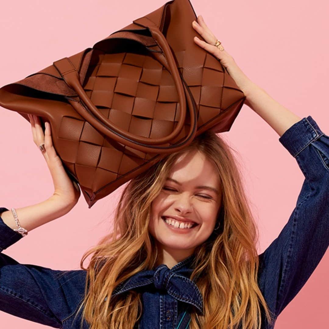 アクセサライズのインスタグラム：「We're tote-ally obsessed with chic shoppers! Get 30% off all bags & purses 👛 👜   Tap the link in our bio to shop #Accessorize」