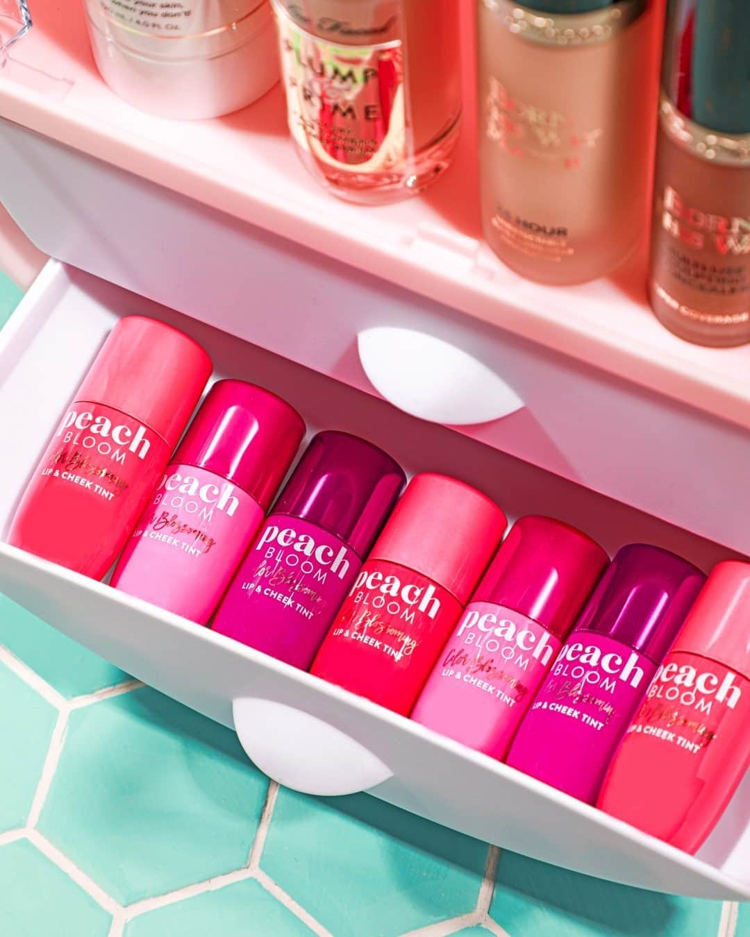 Too Facedのインスタグラム：「The perfect addition to your makeup routine ✨ Bloom into Spring with our color adapting Peach Bloom Lip & Cheek Tint that blossoms based on your unique body chemistry! 💖 #toofaced」