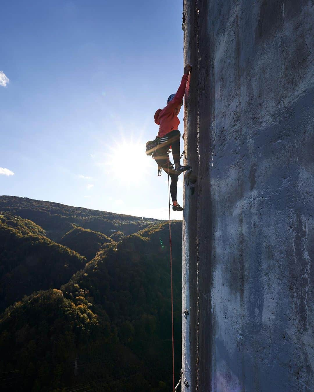 ヤンヤ・ガンブレットさんのインスタグラム写真 - (ヤンヤ・ガンブレットInstagram)「#5 DIFFERENT STYLES  Apart of being a unique climb and every pitch having different style another thing that was cool about the route was how much it showed that in climbing the gap between men and women is not as big as in other sports. Domen and I struggled on completely different parts of the route and vice versa. Big, reachy moves played more in Domen’s cards whereas the crimpy climbing was more suited to my style. I surprised myself and the routesetters by flashing the crux pitch where the climbing was difficult, technically demanding and overall very much my style. It was one of the biggest fights I ever had, you can see it very well in the video that it was more than once that I came super close to falling.  @redbulladventure @adidas」2月12日 4時05分 - janja_garnbret