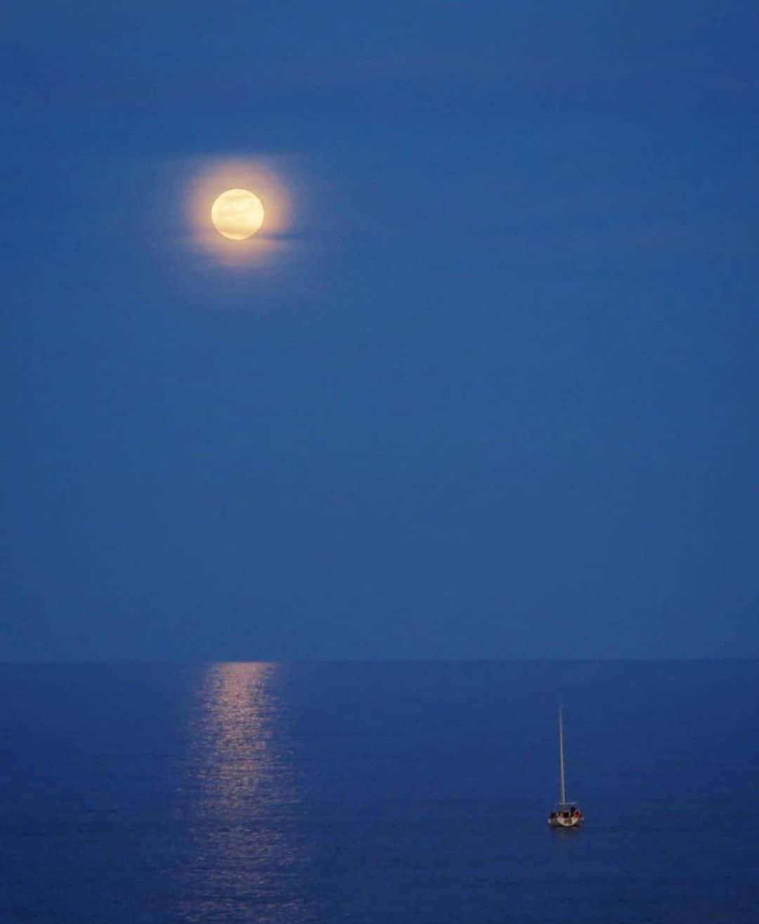 Instagramersさんのインスタグラム写真 - (InstagramersInstagram)「Moon relaxing time by @tonirotger72 and @igersmenorca 🌕💙📸🙌🏻✨ #igersmenorca #igersbalears #igersspain #igers」2月12日 4時15分 - igers