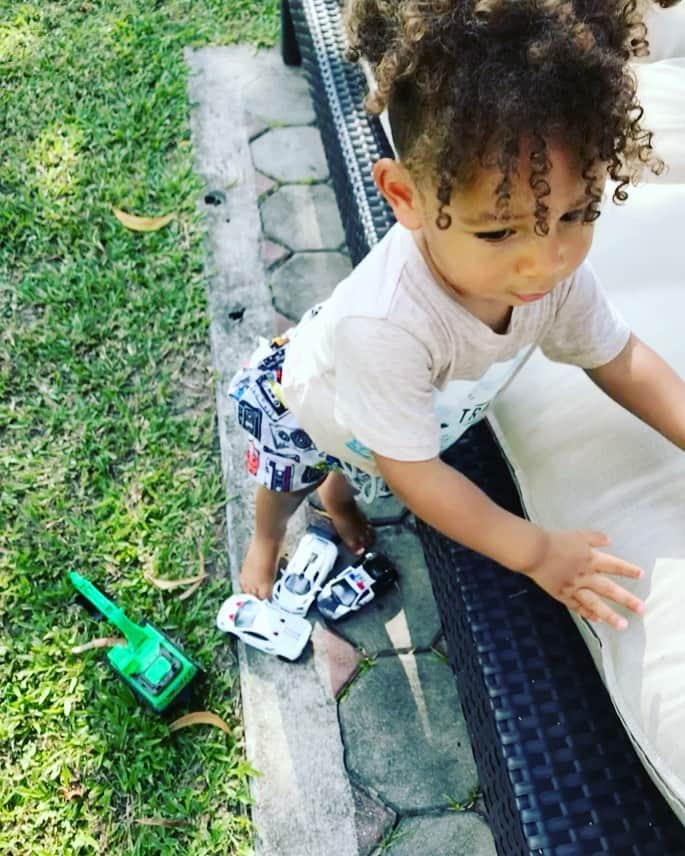 スウィズ・ビーツのインスタグラム：「Daddy what Dey be asking 🤷🏽‍♂️ #tbt  Gen Gen😂❤️」