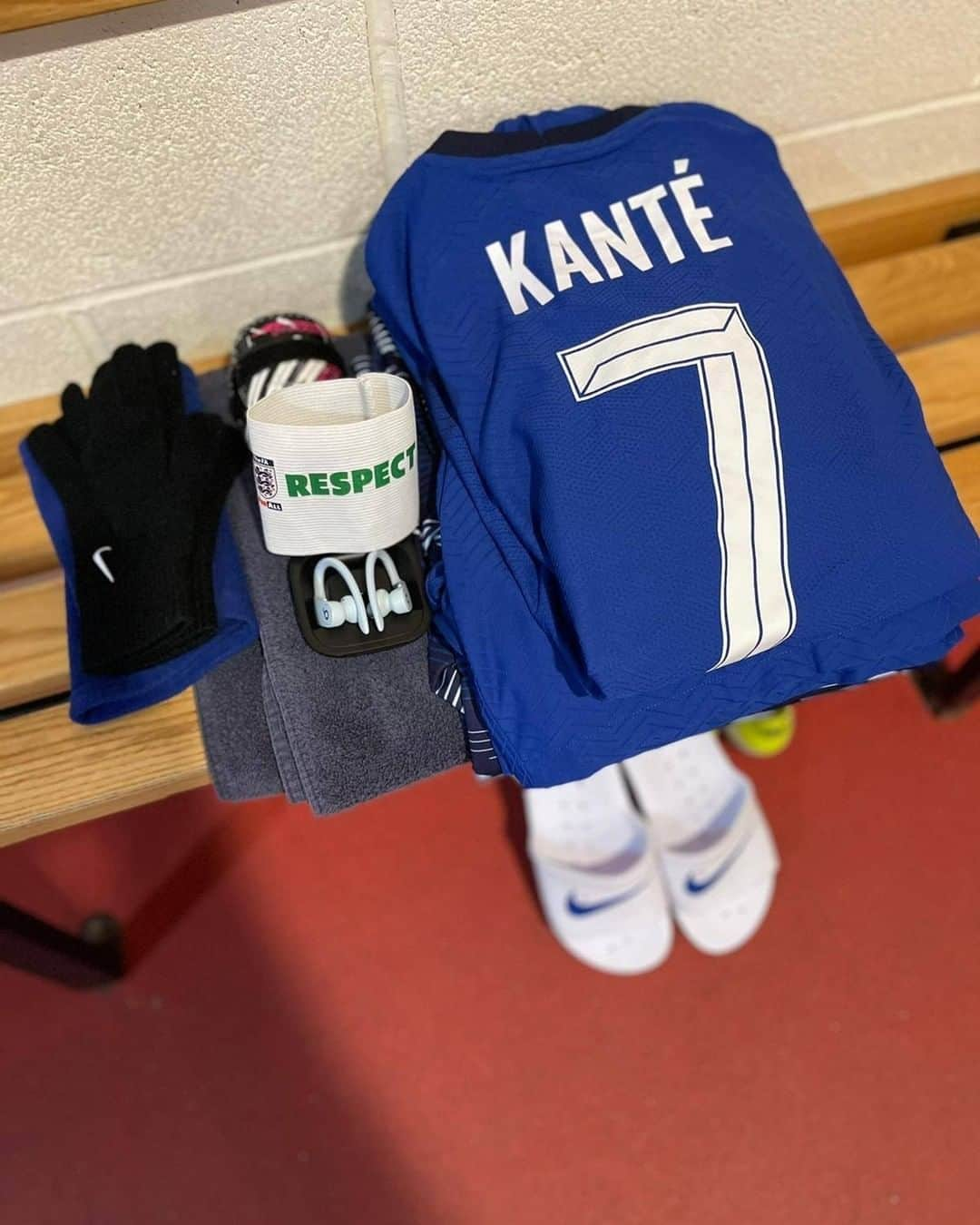 チェルシーFCさんのインスタグラム写真 - (チェルシーFCInstagram)「It's @nglkante with the armband tonight, good luck Captain Kante! 👊 #CFC #Chelsea #BARCHE」2月12日 4時13分 - chelseafc