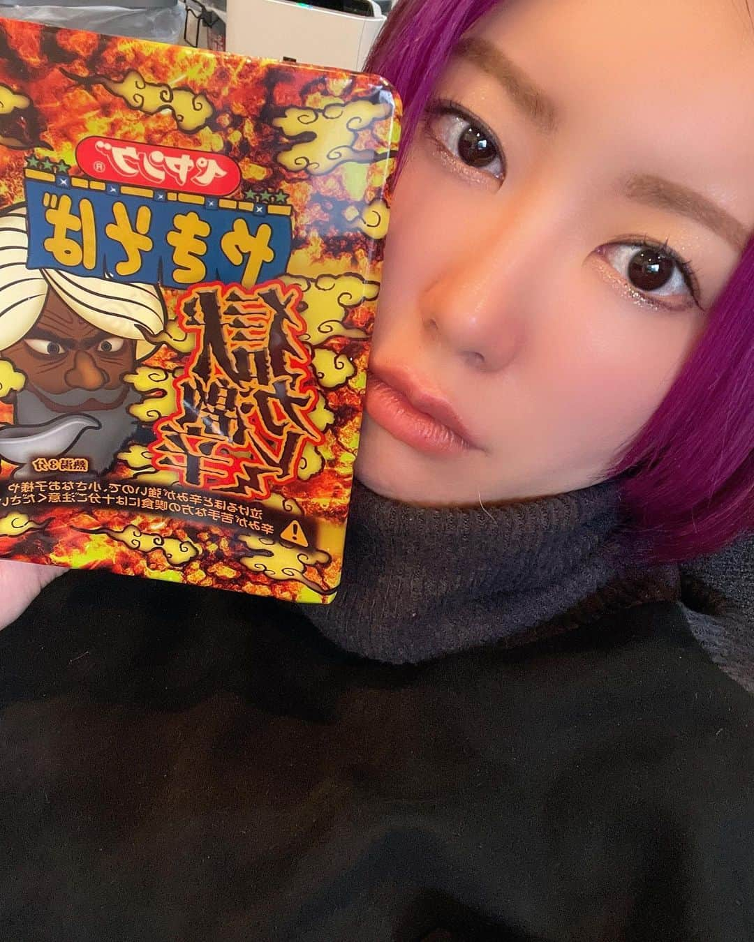 琥珀うたさんのインスタグラム写真 - (琥珀うたInstagram)「. . 唇、ファビュラス。 食べて塗ったらあーらファビュラス💋 . . . #獄激辛カレー  #ペヤング #激辛 #やきそば #唇 #ファビュラス」2月12日 4時33分 - uta0214khk