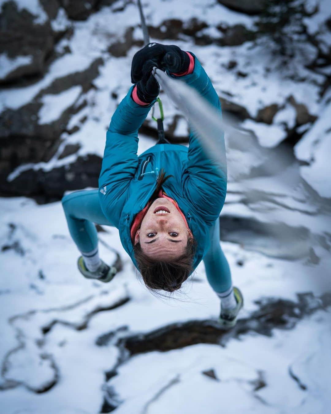 ペイジー・クラッセンのインスタグラム：「The ‘ol tyrolean workout. A time efficient method for blasting the core, arms and neck in a short 10 meter session. Winter climbing in Boulder Canyon at its finest, in the delightful (and cooking toting) company of @tarakerzhner and @eliza_earle, shooting for @eddiebauer ❤️  📸 by @tarakerzhner  #LiveYourAdventure #tyroleantraverse #howtogetasoreneck」