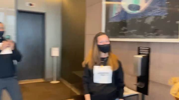 ヒュー・ジャックマンのインスタグラム：「Alina is an Emergency Room Nurse at Wyckoff Hospital in Brooklyn (about as frontline as you can get). While there are many examples of her dedication throughout this pandemic, I’ll just name a few. When the pandemic began, she was in her final semester of her nurse practitioner program- she was working overtime, studying for finals, and being an amazing wife and mother to our 2 year old, Gemma. Now, she is 6 months pregnant; last Monday during the snowstorm, she worked all day Monday, then volunteered to work overnight (many nurses couldn’t make it in). So, she worked 24 hrs, and was given 4 hrs sleep, on a cot... 6 months pregnant. The most amazing thing, and why I think she is so deserving, is she never complains... she’s the hardest working nurse in NY. She’s also eating for 2 and would absolutely love your 🍞 ... I’m sure of it.  Alina’s husband - Aaron. #hughsstarter」