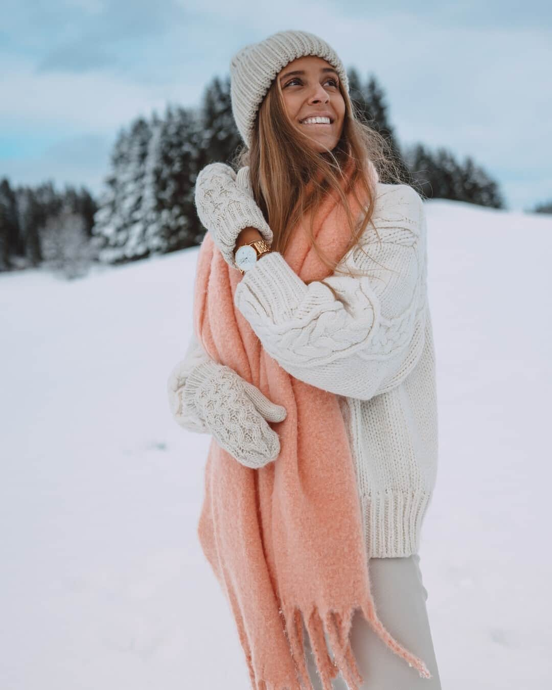 Kapten & Sonさんのインスタグラム写真 - (Kapten & SonInstagram)「Winter is magical ❄️ (but spring can you please hurry up, too?) Beautiful @theresaschmidt shines with our Chrono Gold "Steel". 😍 #bekapten #kaptenandson⁠ .⁠ .⁠ .⁠ #watch #wintertime #winteroutfit #snow #wintervibes #outfitinspo #fashionlover #ootd」2月12日 4時30分 - kaptenandson