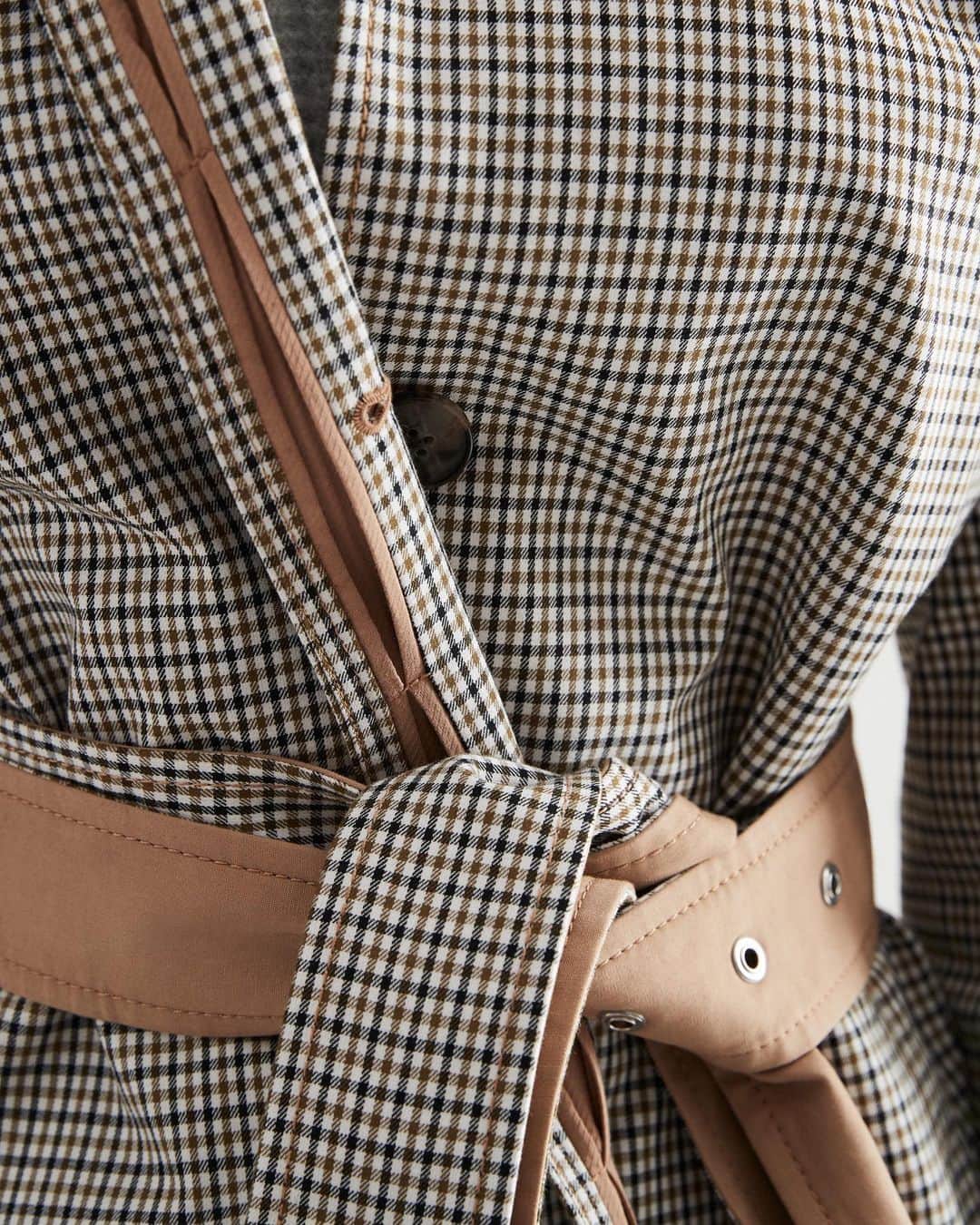 Banana Republic のインスタグラム：「It's a cinch incorporating our Plaid Cotton Rain Coat into your wardrobe. Designed with a sturdy twill cotton fabric, it's the perfect outer layer for any type of weather.」