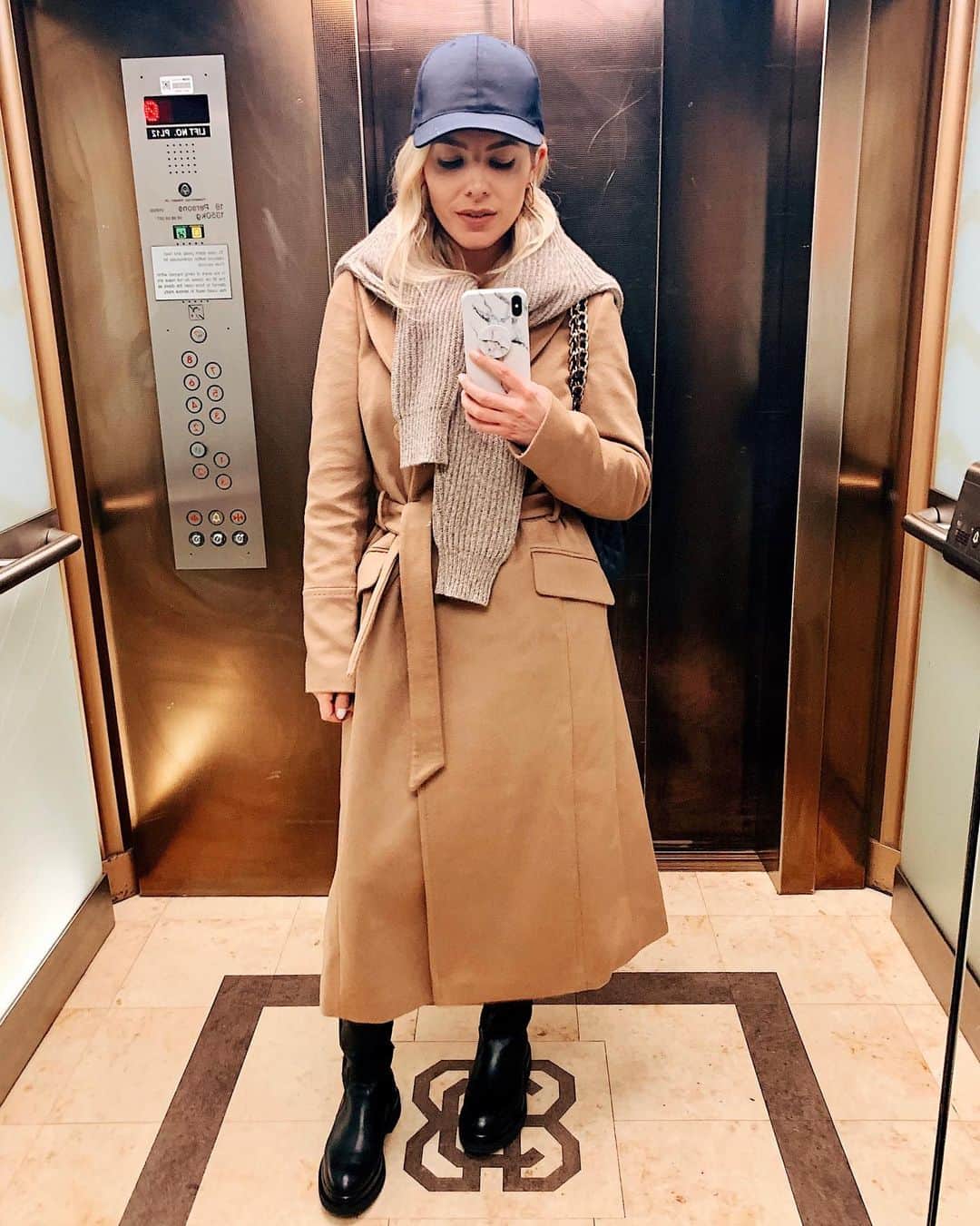 Mollie Kingのインスタグラム：「Baby it’s cold outside 🎶🥶 #winterfashion #whatiwore」